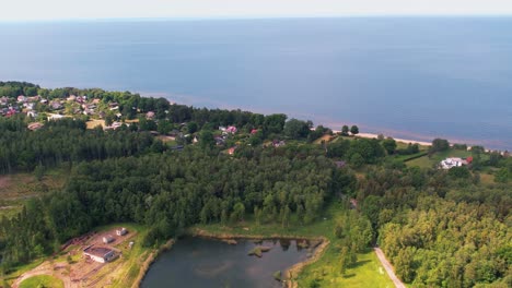 la pequeña ciudad de tuja junto al mar.