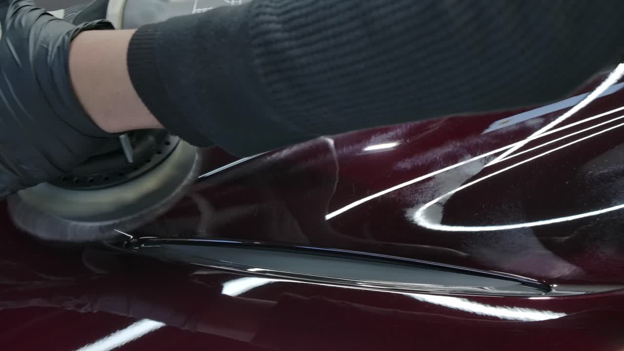 trabajador de detalles de automóviles pulido pintura de automóviles con pulidor orbital