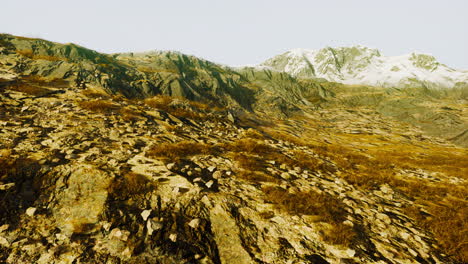 paisaje de montañas con hierba seca en la temporada de verano
