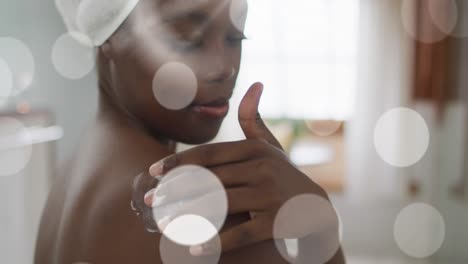 animación de una mujer afroamericana usando crema en el cuerpo sobre manchas claras