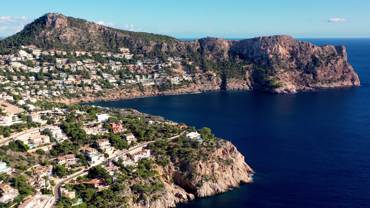 cabo llamp cerca del puerto de andratx en mallorca españa con casas junto al mar en los acantilados, tiro de revelación de la muñeca aérea a la derecha