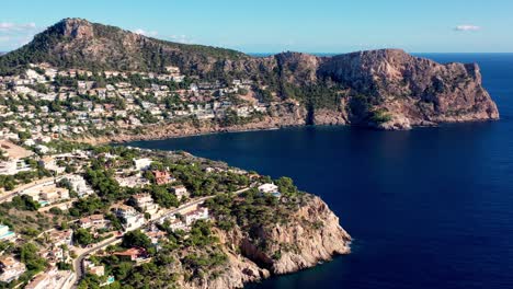 Lamp-Cape-In-Der-Nähe-Von-Port-Andratx-Auf-Mallorca,-Spanien,-Mit-Häusern-Am-Meer-Auf-Den-Klippen,-Luftaufnahme-Des-Dolly-Rechts