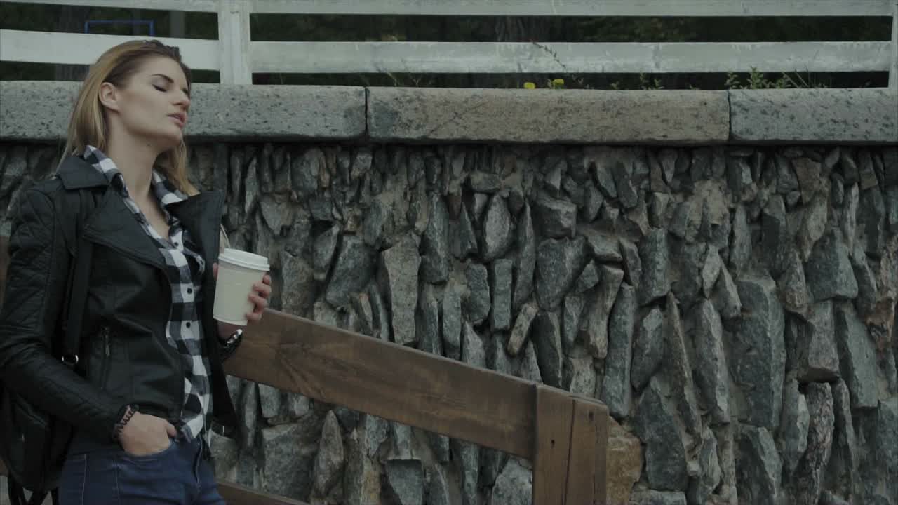 женщина отдыхает на открытом воздухе с кофе.