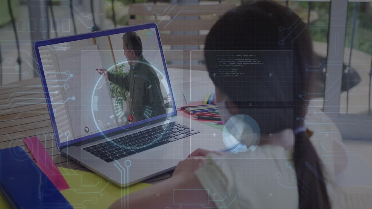 animación de escáner redondo y conexiones de microprocesador contra una chica que tiene una videollamada en una computadora portátil