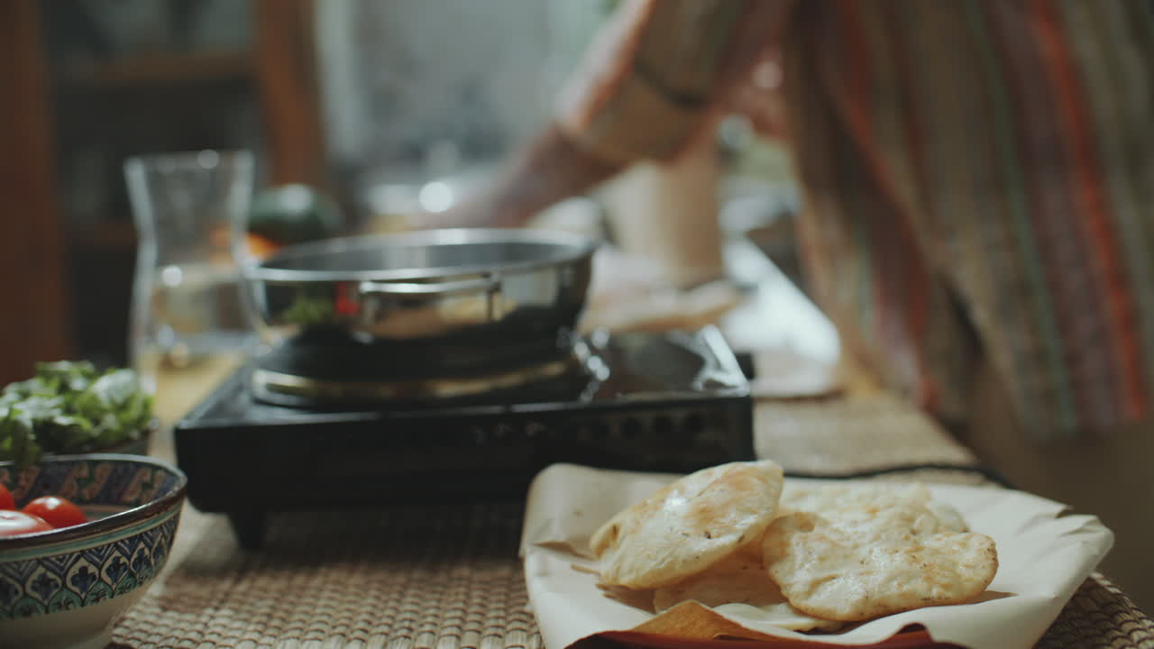 부 의 접시 에 새로 긴 인도 푸리 를 제공 하는 클로즈업