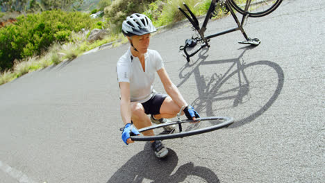 ciclista de alto nivel reparando una bicicleta en el campo 4k