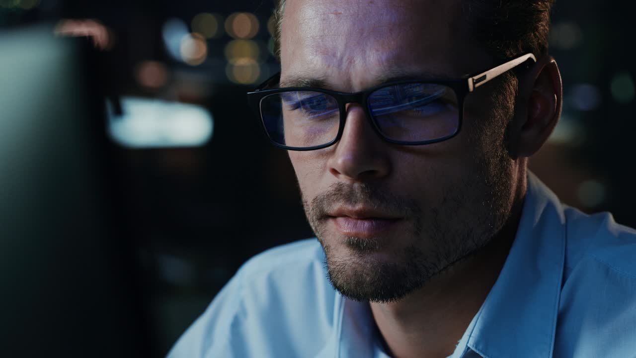 retrato de un empresario digital masculino trabajando en una computadora, una línea de código que se refleja en gafas. desarrollador trabajando en una innovadora aplicación de comercio electrónico utilizando un algoritmo de big data.