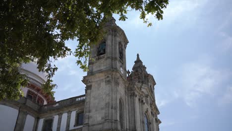 Blick-Auf-Den-Sameiro-Heiligtumsturm,-Kunstvolle-Architektur,-Unter-Blauem-Himmel