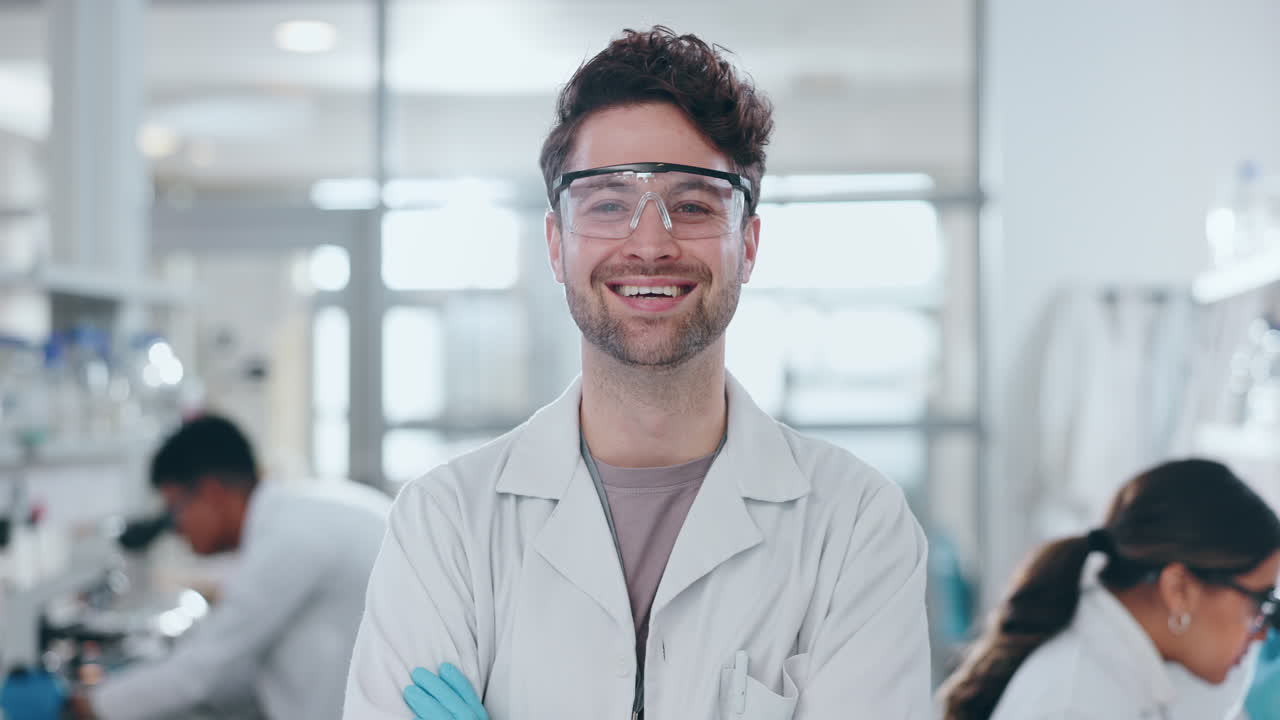 ciencia, brazos cruzados y feliz con el hombre