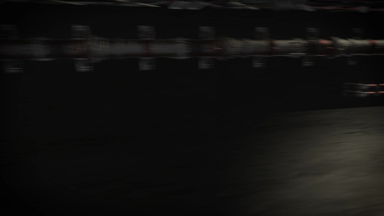 túnel oscuro con tuberías oxidadas 12