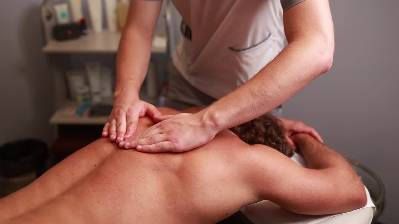 hombre recibiendo masaje de espalda