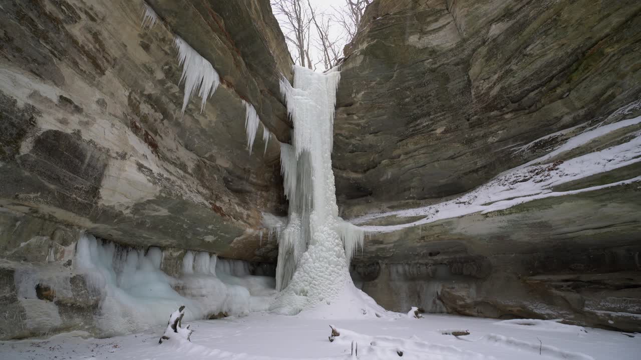 아름다운 바위 계곡의 얼어붙은 폭포의 낮은 각도