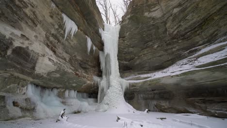 Niedrigwinkelansicht-Des-Gefrorenen-Wasserfalls-In-Einem-Wunderschönen-Felsigen-Tal