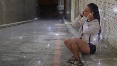 red brillante de conexiones contra afroamericana mujer en forma con auriculares en la calle