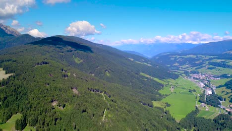 Vista-Panorámica-Del-Hermoso-Paisaje-De-Los-Alpes