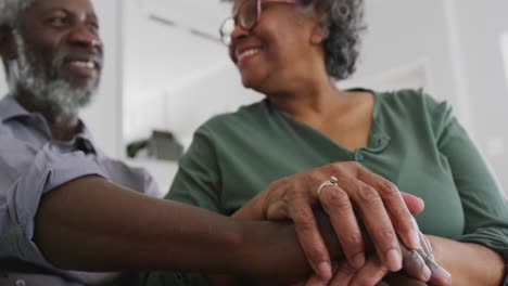 una pareja afroamericana mayor enamorada en casa. distanciamiento social en cuarentena