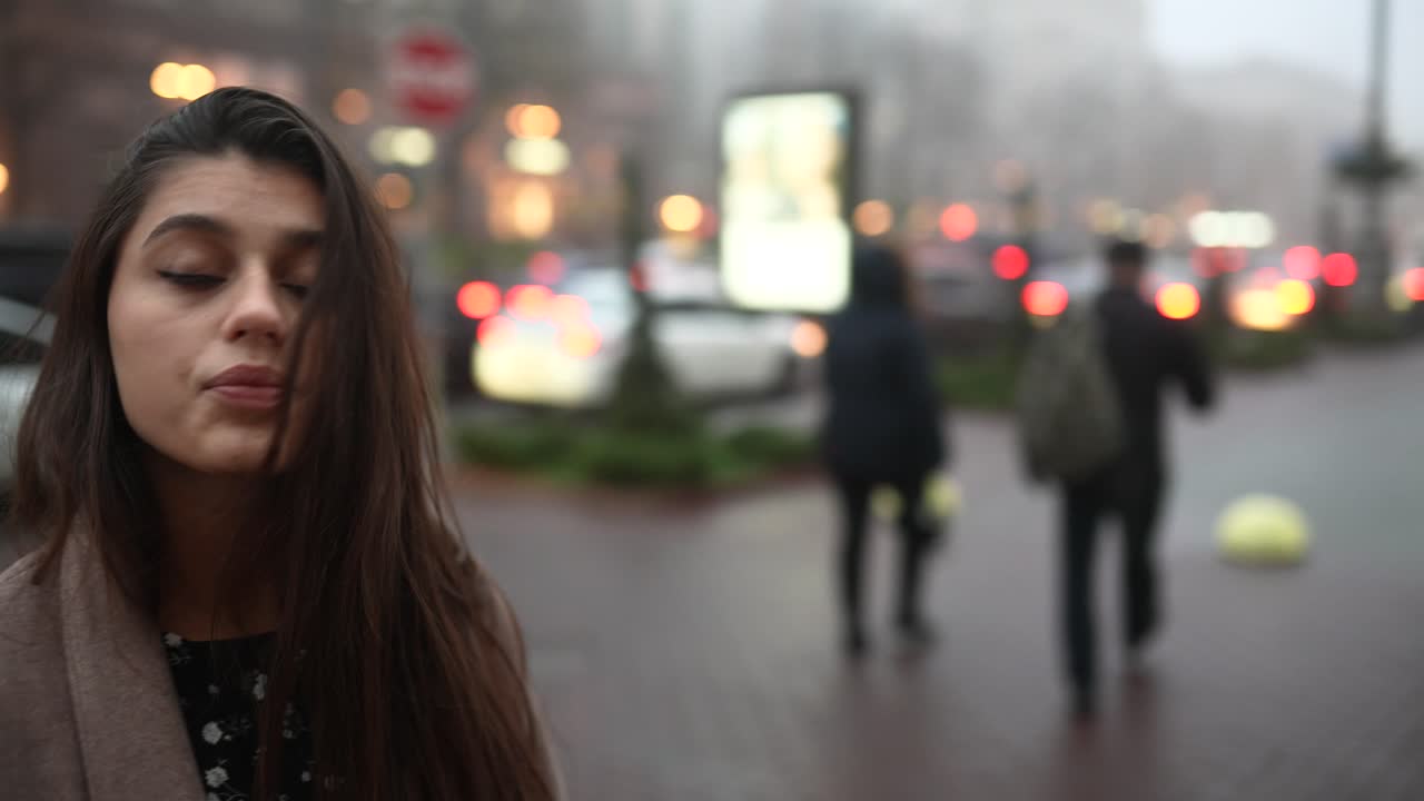mujer caminando en una noche lluviosa de la ciudad