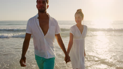 jeune couple au bord de la mer