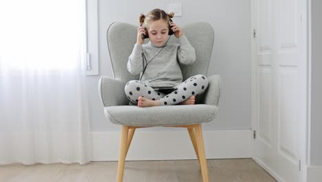 Chica-Con-Auriculares-Escuchando-Música