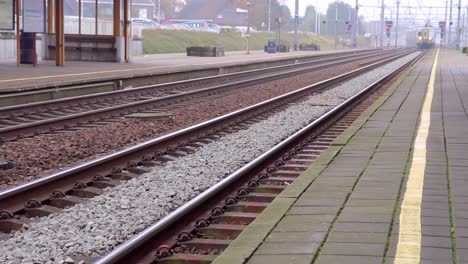 el tren entra en la estación de tren y se detiene. puertas abiertas
