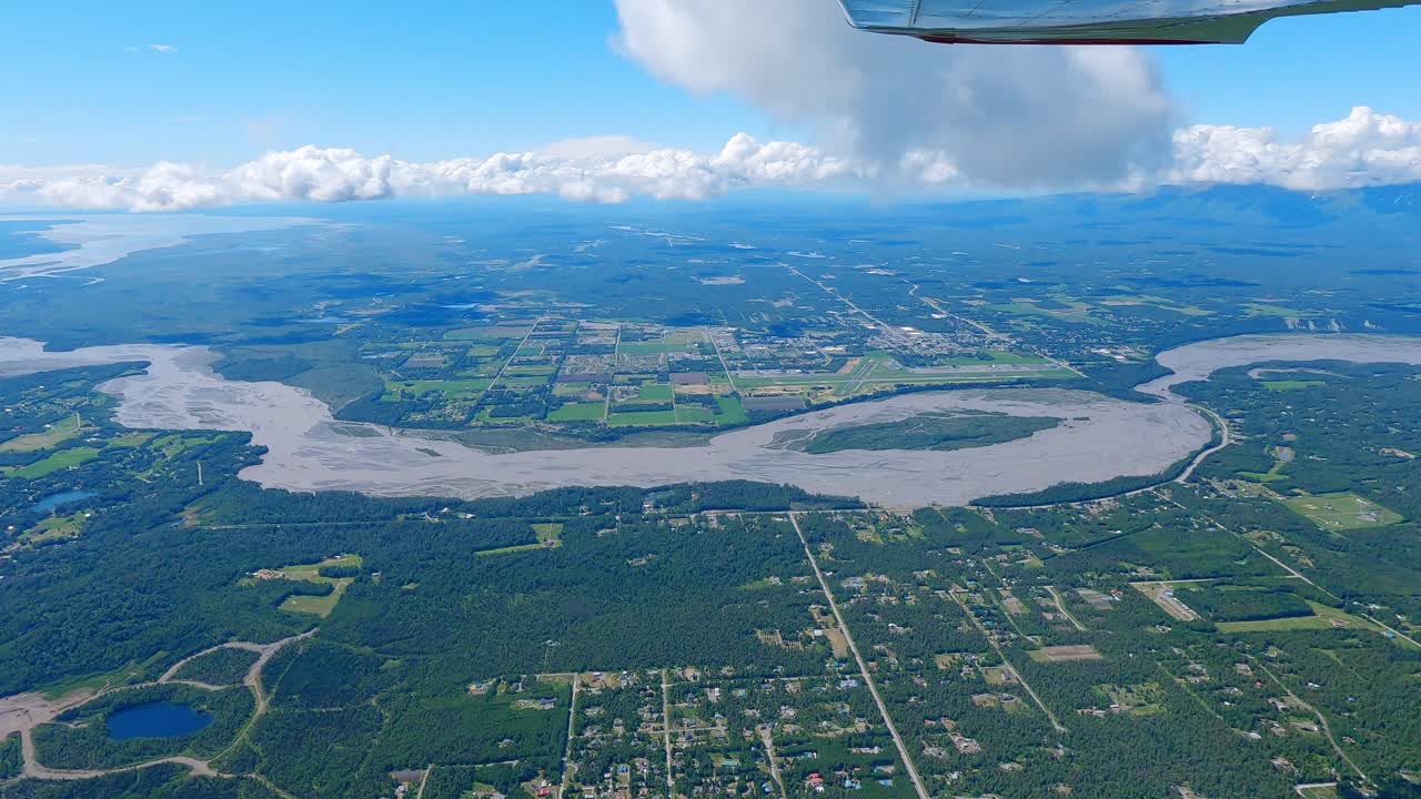 vuelo en avión en alaska con el río matanuska y el aeropuerto de palmer en la distancia