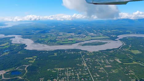 Vuelo-En-Avión-En-Alaska-Con-El-Río-Matanuska-Y-El-Aeropuerto-De-Palmer-En-La-Distancia