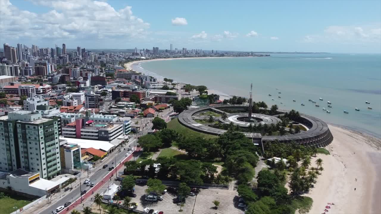 Vista de la costa de João Pessoa, ciudad en el noreste de Brasil. João Pessoa desde dron, viajes aéreos 4K + naturaleza.
