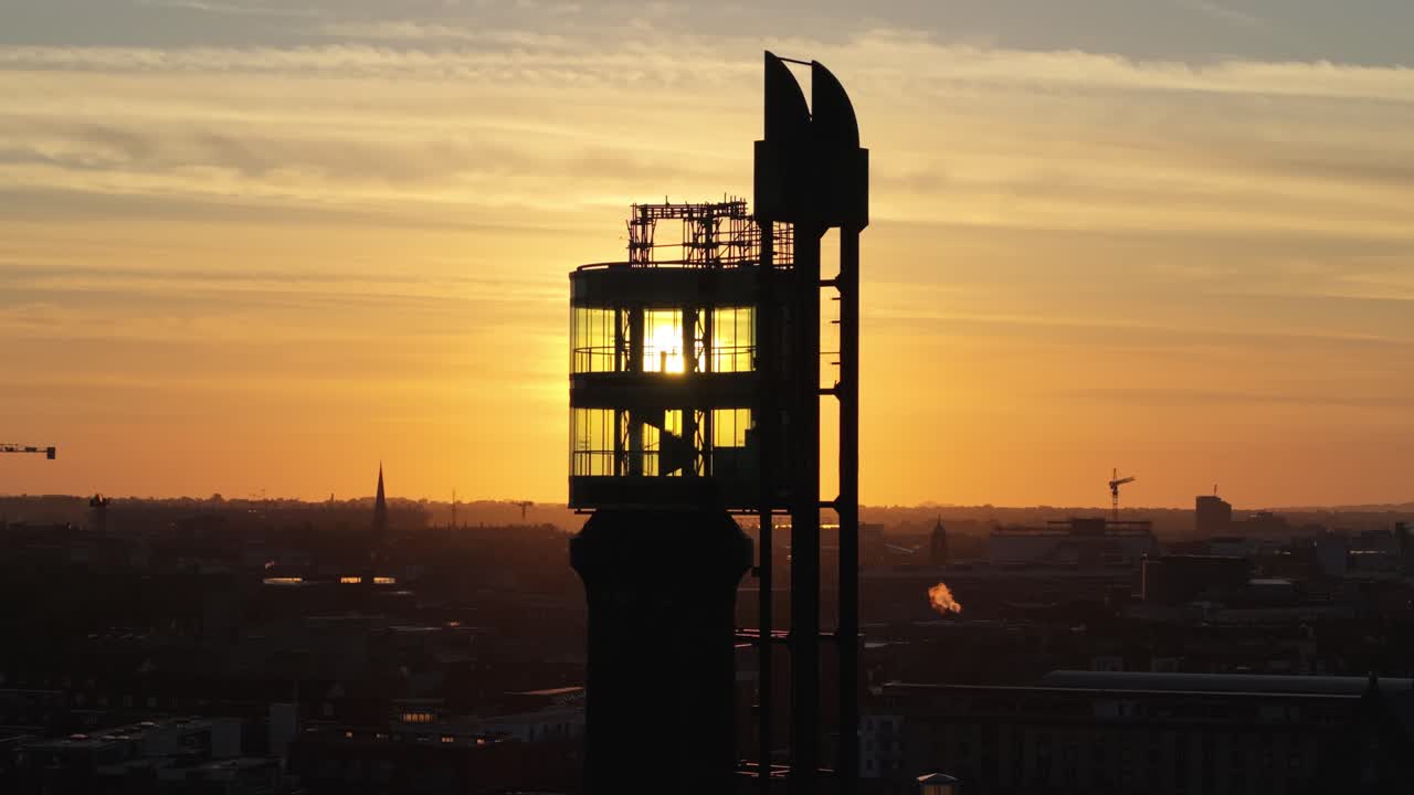 Filmato aereo cinematografico 4K mozzafiato che cattura la magica alba dell'ora d'oro sulla Skyview Tower di Dublino, Irlanda_42