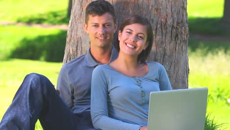 una joven pareja navegando en su computadora portátil