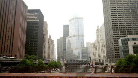 Stadtbild.-Brünette-Frau-Steht-Auf-Der-Chicago-River-Bridge.-Skyline-Von-Chicago