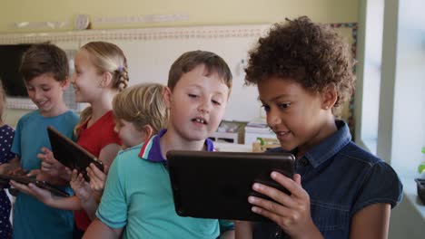 Gruppe-Von-Kindern,-Die-In-Der-Klasse-Ein-Digitales-Tablet-Nutzen
