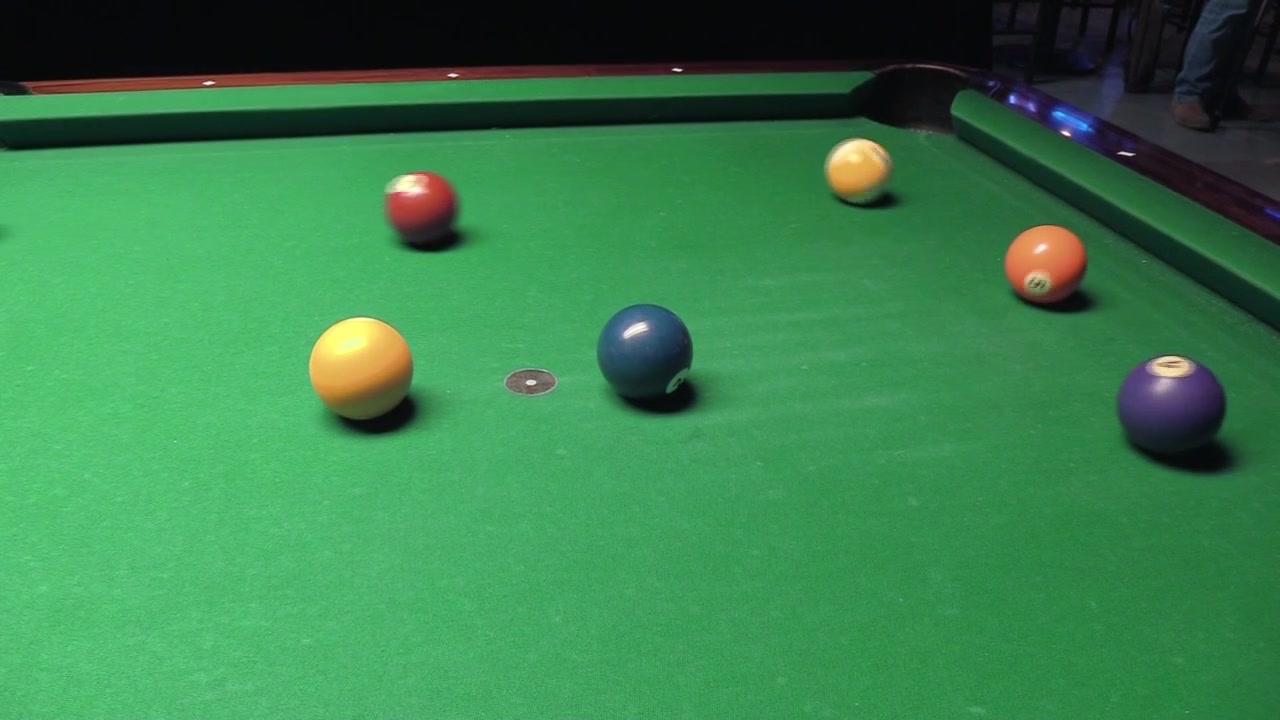 Poolspel in een bar. Sommigen noemen het biljart. Poolstoot of afstoot.