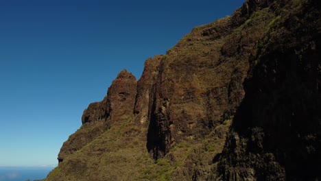 impresionantes formaciones rocosas en la montaña en masca españa tenerife naturaleza drone tiro en 4k island vibes senderismo