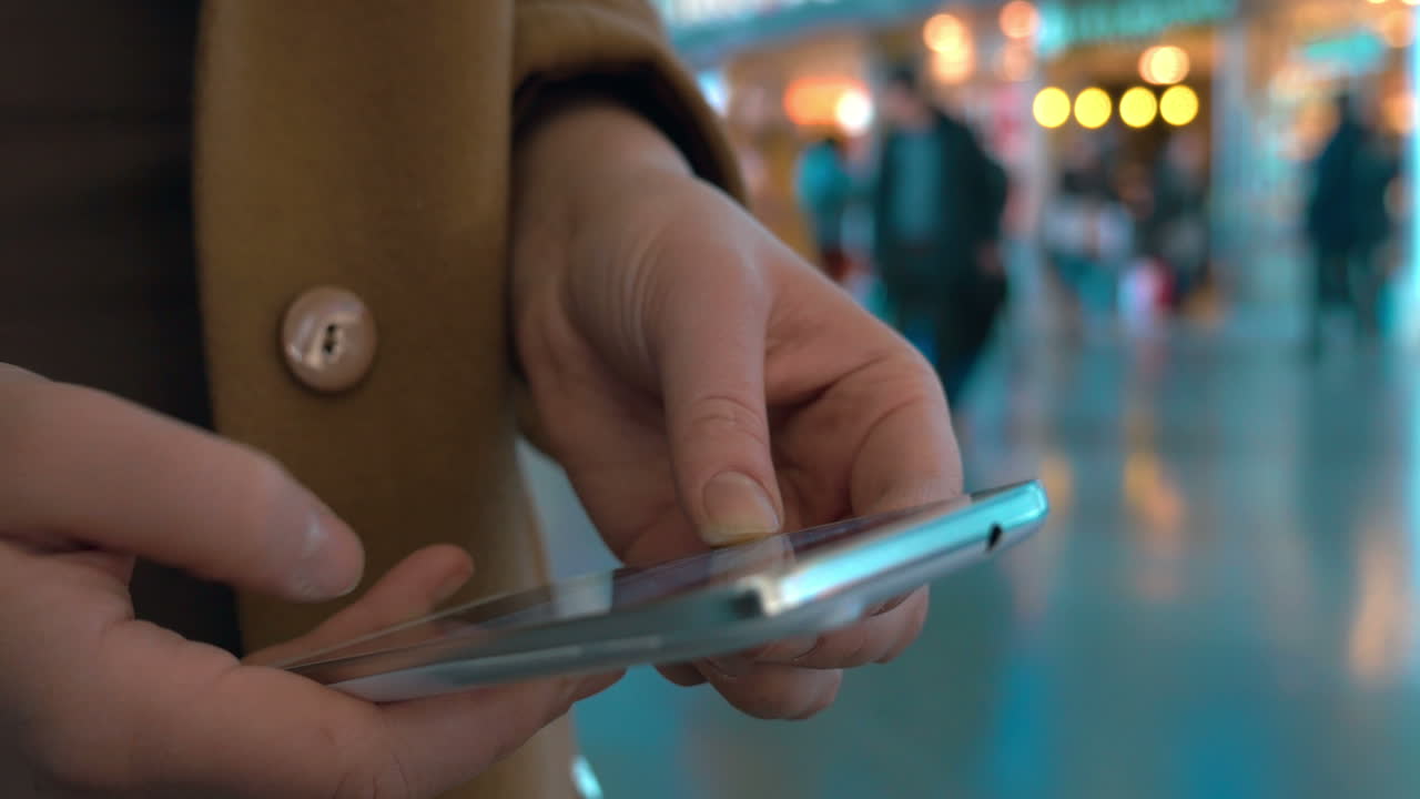 역 에서 휴대 전화 를 입력 하는 여자 의 손