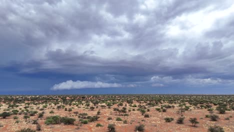 Volando-Sobre-El-Paisaje-Del-Sur-Del-Kalahari-Mientras-Llega-Una-Tormenta