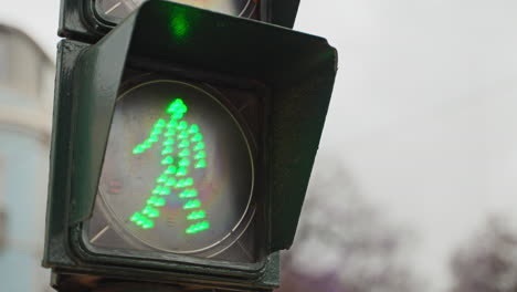 green pedestrian crossing light