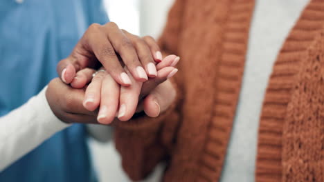 cuidador, tomarse de la mano y consolar el cáncer