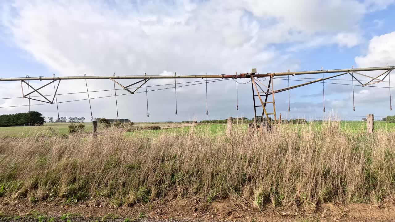 큰 관개 시스템이 녹색 을 가로질러 이동합니다.