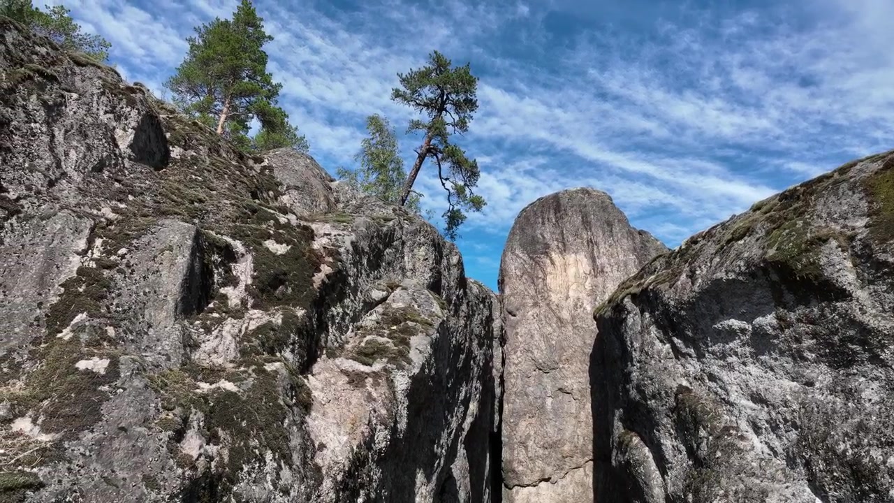 Linksschwenk auf den oberen Teil des Lemminkäinen-Tempels. Gumbostrand, Finnland.