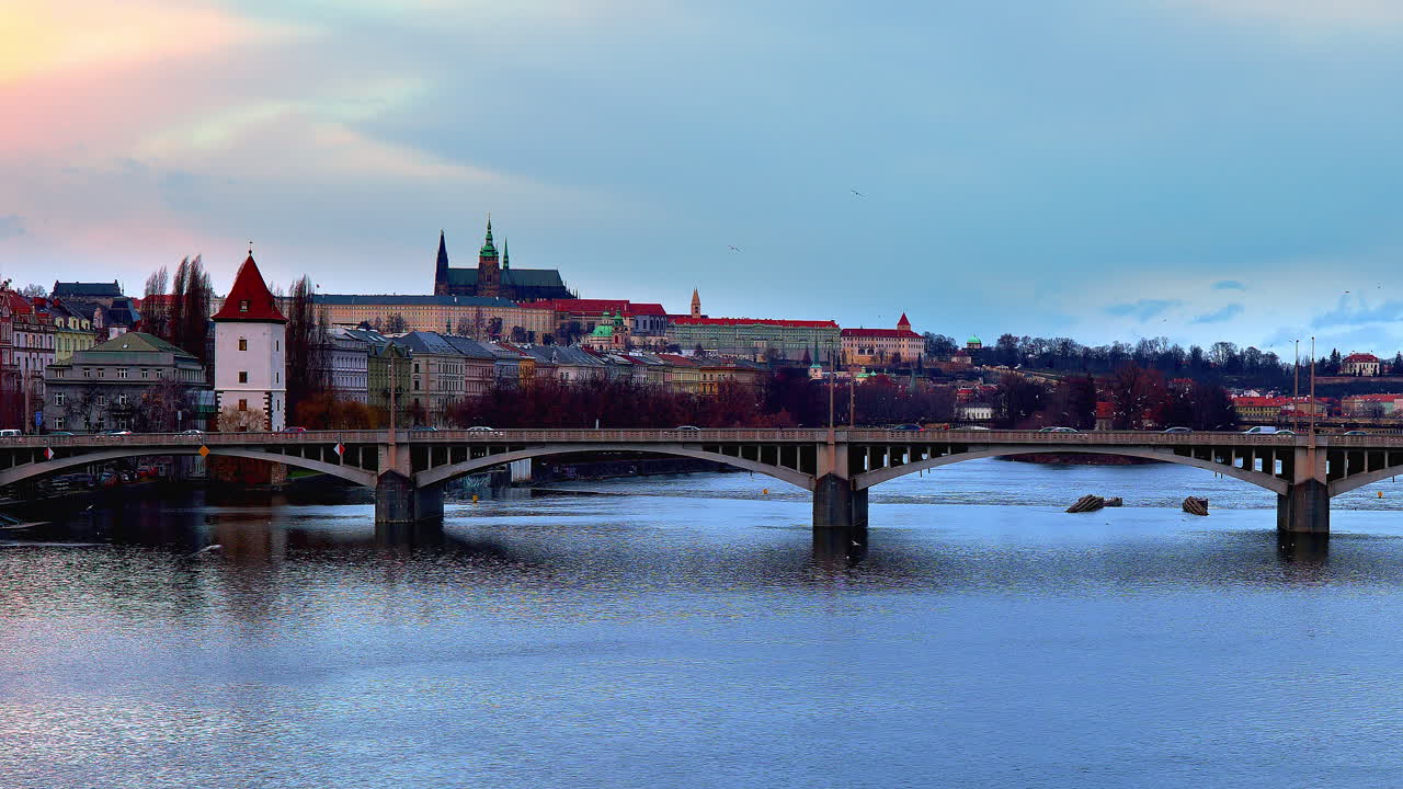 Ponte Jirásek sul fiume Moldava con traffico e skyline della città di Praga