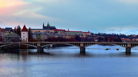 Puente-Jirásek-Sobre-El-Río-Vltava-Con-Tráfico-Y-Horizonte-De-La-Ciudad-De-Praga