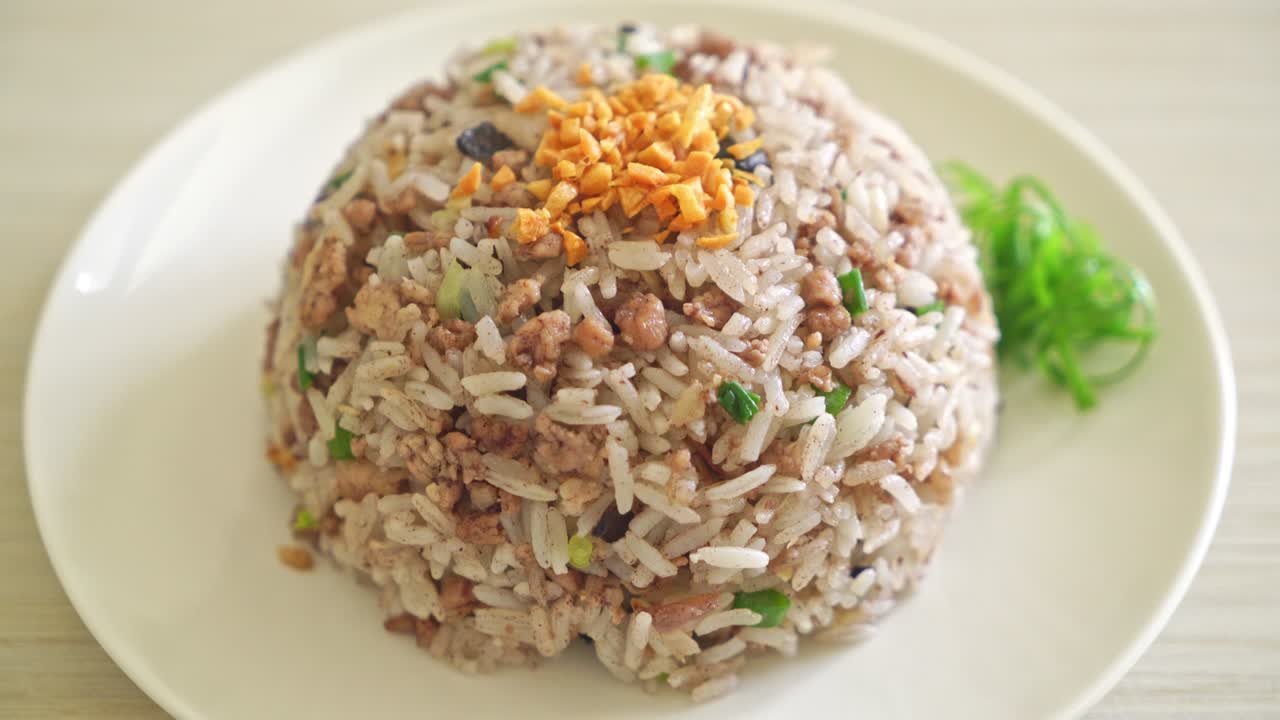 arroz frito con aceitunas negras chinas saladas con carne de cerdo picada - estilo de comida asiática