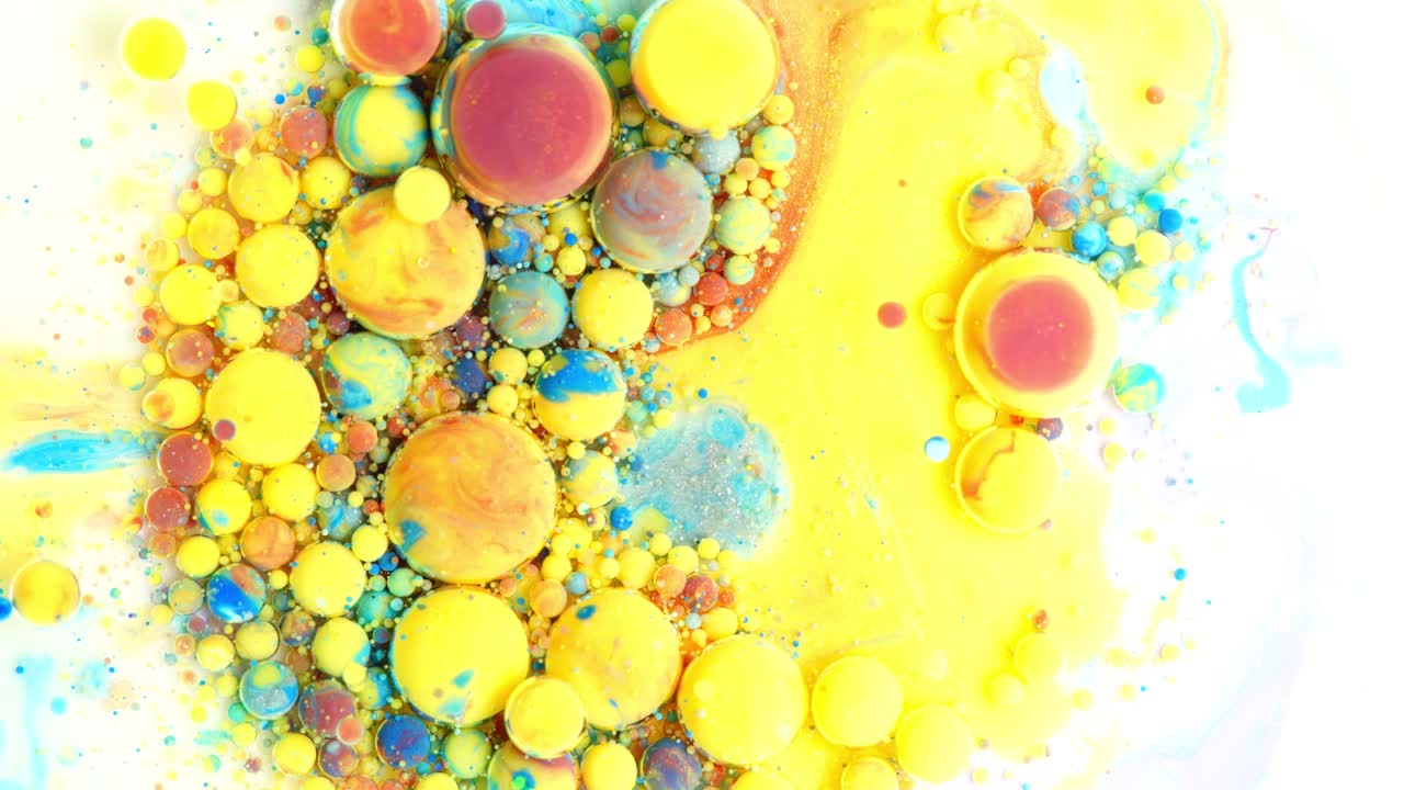 다채로운 페인트와 거품 추상적인 배경 4k 비디오
