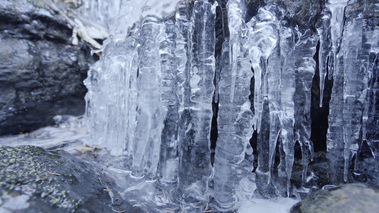 широкий кадр маленького замороженного водопада