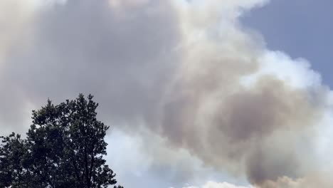 toma cinematográfica de gases volcánicos gruesos que salen de kilauea pocos minutos después de que comenzó la erupción en septiembre de 2023 en el parque nacional de volcanes de hawai