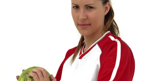 mujer con una pelota de voleibol