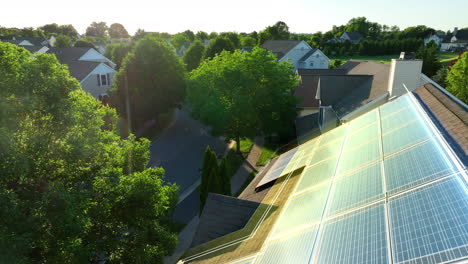 Paneles-Solares-En-Casa-Residencial-En-América