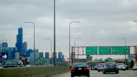 Tráfico-De-La-Ciudad-De-4k-En-El-Suburbio-De-Chicago-Que-Conduce-La-Hora-Pico-Del-Tránsito