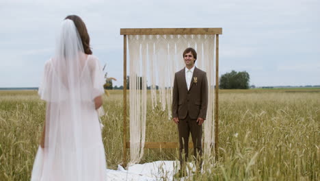 sposo e sposa in un campo d'autunno