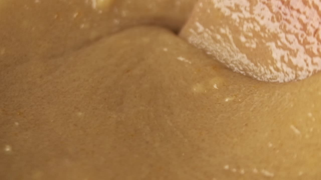 나무 주걱을 사용하여 음식 재료를 휘젓는 매크로 슬로우 모션